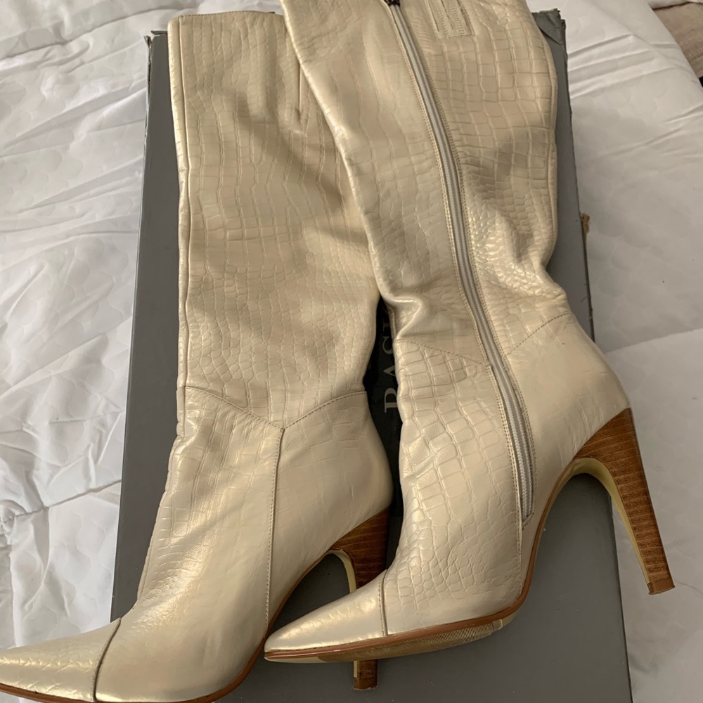 Basic Edition leather boots